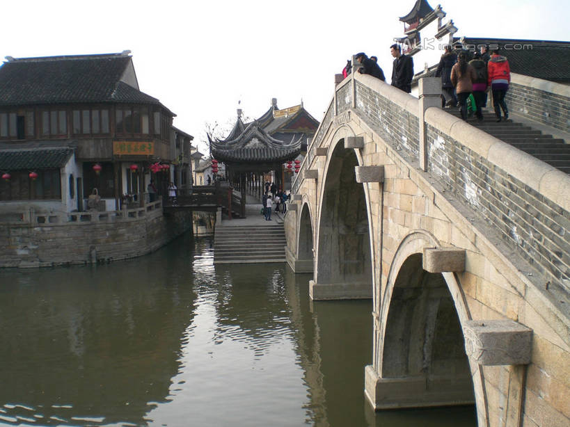 东方人,家,走,横图,室外,白天,正面,旅游,度假,河流,石头,名胜古迹,水,标志建筑,地标,建筑,中国,亚洲,行人,游客,游人,阴影,波纹,服装,遗迹,光线,石子,影子,房屋,屋子,河水,水流,桥,涟漪,许多人,休闲装,黄种人,古迹,文物,娱乐,建设,古建筑,江苏,石桥,楼房,路人,旅客,拱桥,住宅,栈桥,衣服,倒影,水纹,天空,阳光,波浪,天,一群人,享受,休闲,休闲服,旅游胜地,放松,服饰,千灯古镇,拱形,人行桥,石拱桥,倒映,古文明,东亚,江苏省,昆山,昆山市,中华人民共和国,华东地区,苏,水晕,反照,过客,鹿城,千灯镇,男人,男性,年轻男性,年轻女性,女人,女性,亚洲人,石块,步行,散步,走路,半身,彩图,房子,昆山千灯古镇,千灯,千墩,shslj1