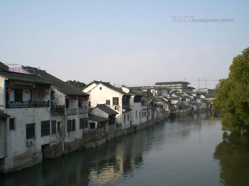 无人,家,横图,俯视,室外,白天,旅游,度假,河流,名胜古迹,水,植物,标志建筑,地标,建筑,中国,亚洲,阴影,波纹,遗迹,光线,影子,房屋,屋子,河水,水流,涟漪,古迹,文物,娱乐,建设,古建筑,江苏,楼房,住宅,树,树木,蓝色,绿色,倒影,蓝天,水纹,天空,阳光,自然,波浪,天,享受,休闲,旅游胜地,放松,千灯古镇,生长,晴朗,成长,倒映,古文明,东亚,江苏省,昆山,昆山市,万里无云,中华人民共和国,华东地区,苏,水晕,反照,鹿城,千灯镇,晴空,晴空万里,彩图,高角度拍摄,房子,昆山千灯古镇,千灯,千墩,shslj1