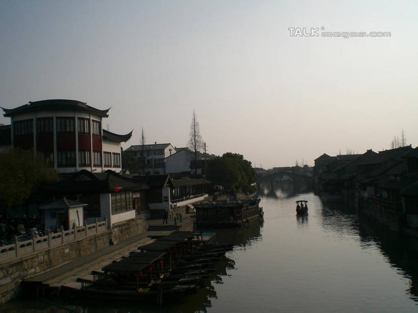 无人,家,横图,俯视,室外,白天,旅游,度假,河流,名胜古迹,水,植物,标志建筑,地标,建筑,船,中国,亚洲,阴影,波纹,遗迹,光线,影子,房屋,屋子,河水,水流,木船,涟漪,古迹,文物,娱乐,建设,古建筑,江苏,楼房,住宅,树,树木,蓝色,绿色,倒影,蓝天,水纹,天空,阳光,自然,交通工具,波浪,天,享受,休闲,旅游胜地,放松,千灯古镇,生长,晴朗,成长,倒映,舟,载具,古文明,东亚,江苏省,昆山,昆山市,万里无云,中华人民共和国,华东地区,苏,水晕,反照,鹿城,千灯镇,晴空,晴空万里,彩图,高角度拍摄,房子,昆山千灯古镇,千灯,千墩,shslj1