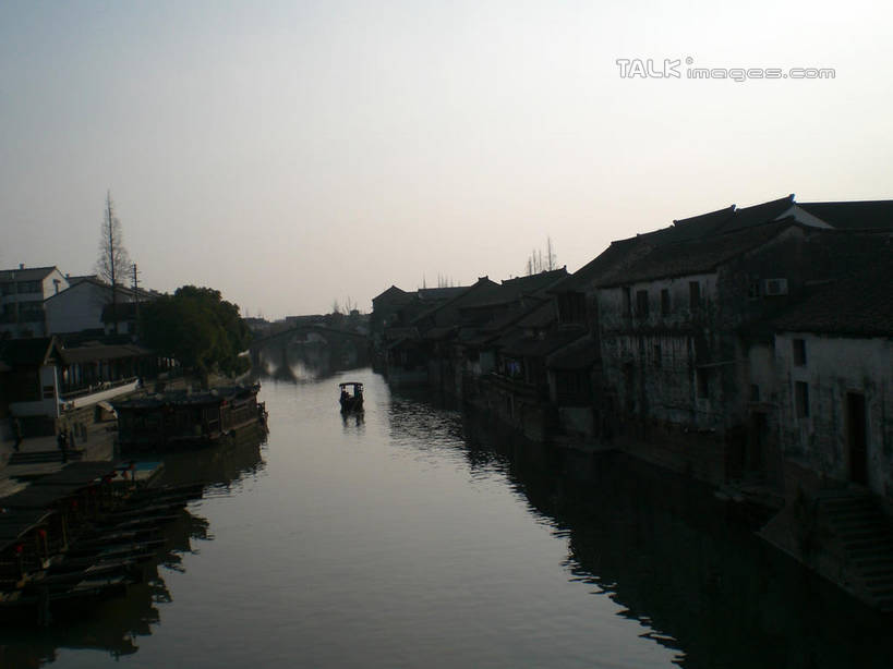 无人,家,横图,俯视,室外,白天,旅游,度假,河流,名胜古迹,水,植物,标志建筑,地标,建筑,船,中国,亚洲,阴影,波纹,遗迹,光线,影子,房屋,屋子,河水,水流,木船,涟漪,古迹,文物,娱乐,建设,古建筑,江苏,楼房,住宅,树,树木,蓝色,绿色,倒影,蓝天,水纹,天空,阳光,自然,交通工具,波浪,天,享受,休闲,旅游胜地,放松,千灯古镇,生长,晴朗,成长,倒映,舟,载具,古文明,东亚,江苏省,昆山,昆山市,万里无云,中华人民共和国,华东地区,苏,水晕,反照,鹿城,千灯镇,晴空,晴空万里,彩图,高角度拍摄,房子,昆山千灯古镇,千灯,千墩,shslj1