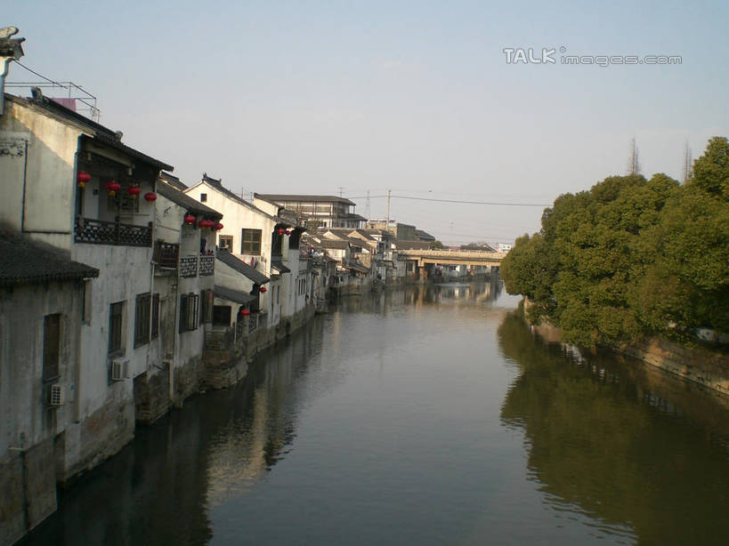 无人,家,横图,俯视,室外,白天,旅游,度假,河流,名胜古迹,水,植物,标志建筑,地标,建筑,中国,亚洲,阴影,波纹,遗迹,光线,影子,房屋,屋子,河水,水流,涟漪,古迹,文物,娱乐,建设,古建筑,江苏,楼房,住宅,树,树木,蓝色,绿色,倒影,蓝天,水纹,天空,阳光,自然,波浪,天,享受,休闲,旅游胜地,放松,千灯古镇,生长,晴朗,成长,倒映,古文明,东亚,江苏省,昆山,昆山市,万里无云,中华人民共和国,华东地区,苏,水晕,反照,鹿城,千灯镇,晴空,晴空万里,彩图,高角度拍摄,房子,昆山千灯古镇,千灯,千墩,shslj1