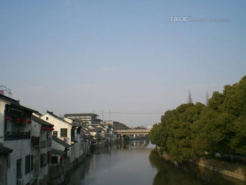 无人,家,横图,俯视,室外,白天,旅游,度假,河流,名胜古迹,水,植物,标志建筑,地标,建筑,中国,亚洲,阴影,波纹,遗迹,光线,影子,房屋,屋子,河水,水流,涟漪,古迹,文物,娱乐,建设,古建筑,江苏,楼房,住宅,树,树木,蓝色,绿色,倒影,蓝天,水纹,天空,阳光,自然,波浪,天,享受,休闲,旅游胜地,放松,千灯古镇,生长,晴朗,成长,倒映,古文明,东亚,江苏省,昆山,昆山市,万里无云,中华人民共和国,华东地区,苏,水晕,反照,鹿城,千灯镇,晴空,晴空万里,彩图,高角度拍摄,房子,昆山千灯古镇,千灯,千墩,shslj1