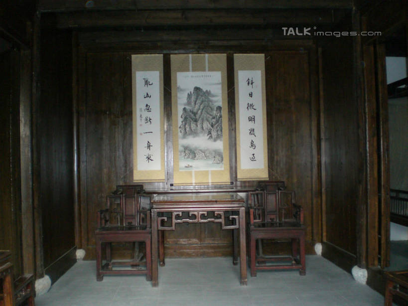 无人,横图,室内,白天,正面,旅游,度假,绘画,名胜古迹,桌面,桌子,标志建筑,地标,建筑,椅子,中国,亚洲,遗迹,艺术,木制,木椅,木桌,墙,古典,古迹,文化,文物,娱乐,建设,古建筑,江苏,墙壁,墙面,木制品,工艺品,品味,享受,休闲,旅游胜地,放松,千灯古镇,美术,高雅,挂画,古文明,东亚,江苏省,昆山,昆山市,中华人民共和国,华东地区,苏,美学,鹿城,千灯镇,装饰画,彩图,昆山千灯古镇,千灯,千墩,木桌子,shslj1