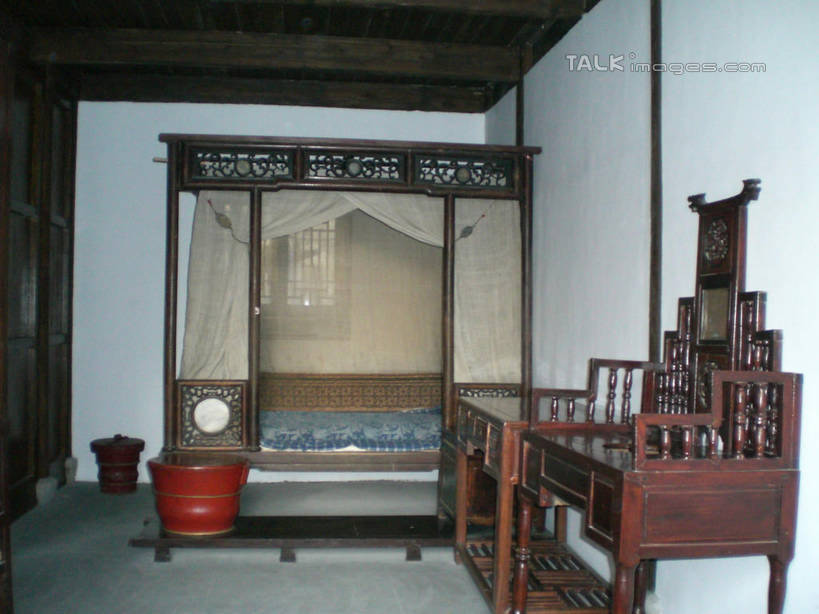 无人,横图,室内,白天,正面,旅游,度假,名胜古迹,床,镜子,生活用品,卧室,桌面,桌子,标志建筑,地标,建筑,纺织品,中国,亚洲,遗迹,蚊帐,马桶,双人床,床单,织物,梳妆台,古迹,文物,娱乐,被子,建设,古建筑,江苏,享受,休闲,旅游胜地,放松,座便器,千灯古镇,化妆台,镜像,被单,镜面,卫浴,古文明,东亚,江苏省,昆山,昆山市,中华人民共和国,华东地区,苏,子孙桶,阻隔,鹿城,千灯镇,隔绝,彩图,睡房,卧房,昆山千灯古镇,千灯,千墩,shslj1