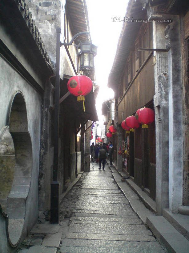 东方人,家,走,竖图,室外,白天,正面,旅游,度假,名胜古迹,标志建筑,地标,建筑,照明,中国,亚洲,行人,游客,游人,吊挂,悬挂,服装,遗迹,灯笼,纸灯笼,房屋,屋子,许多人,挂,休闲装,黄种人,古迹,文物,娱乐,建设,古建筑,江苏,楼房,路人,旅客,住宅,衣服,天空,灯具,天,一群人,享受,休闲,休闲服,旅游胜地,放松,服饰,千灯古镇,照亮,照明设备,古文明,东亚,江苏省,昆山,昆山市,中华人民共和国,华东地区,苏,过客,鹿城,千灯镇,男人,男性,年轻男性,年轻女性,女人,女性,亚洲人,步行,散步,走路,彩图,全身,房子,昆山千灯古镇,千灯,千墩,shslj1