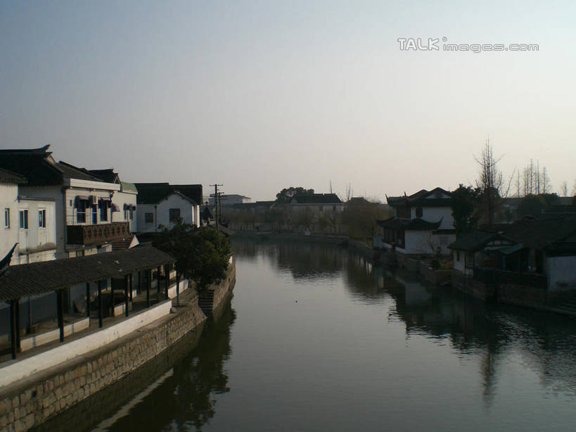 无人,家,横图,室外,白天,正面,旅游,度假,河流,名胜古迹,水,植物,标志建筑,地标,建筑,中国,亚洲,阴影,波纹,遗迹,光线,影子,房屋,屋子,河水,水流,涟漪,古迹,文物,娱乐,建设,古建筑,江苏,楼房,住宅,树,树木,蓝色,绿色,倒影,蓝天,水纹,天空,阳光,自然,波浪,天,享受,休闲,旅游胜地,放松,千灯古镇,生长,晴朗,成长,倒映,古文明,东亚,江苏省,昆山,昆山市,万里无云,中华人民共和国,华东地区,苏,水晕,反照,鹿城,千灯镇,晴空,晴空万里,彩图,房子,昆山千灯古镇,千灯,千墩,shslj1