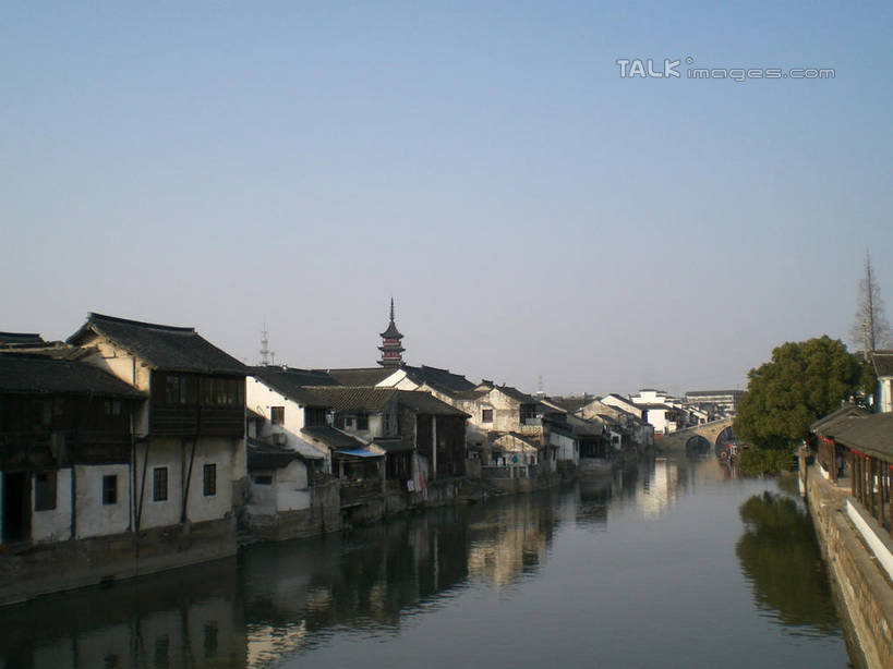 无人,家,横图,室外,白天,正面,旅游,度假,河流,名胜古迹,水,植物,标志建筑,地标,建筑,中国,亚洲,阴影,波纹,遗迹,光线,影子,房屋,屋子,河水,水流,涟漪,古迹,文物,娱乐,建设,古建筑,江苏,楼房,住宅,树,树木,蓝色,绿色,倒影,蓝天,水纹,天空,阳光,自然,波浪,天,享受,休闲,旅游胜地,放松,千灯古镇,生长,晴朗,成长,倒映,古文明,东亚,江苏省,昆山,昆山市,万里无云,中华人民共和国,华东地区,苏,水晕,反照,鹿城,千灯镇,晴空,晴空万里,彩图,房子,昆山千灯古镇,千灯,千墩,shslj1