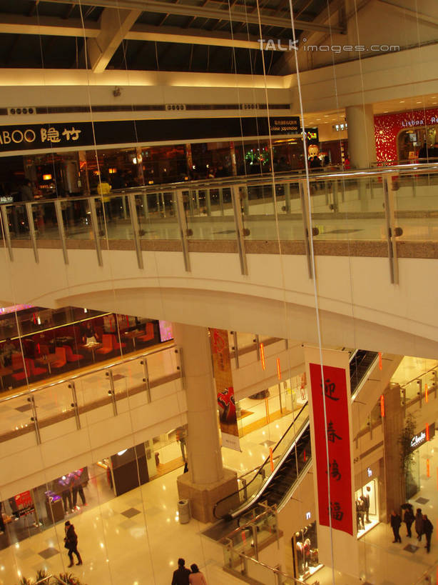 东方人,商店,栏杆,走,竖图,俯视,室内,白天,购物,度假,消费,美景,植物,城市风光,超市,城市,电梯,商场,上海,中国,春节,对联,亚洲,行人,游客,游人,服装,节日,庆祝,艺术,标志,盆栽,文字,字符,手工艺品,电动扶梯,景观,围栏,盆景,自动扶梯,运输工具,许多人,休闲装,黄种人,文化,娱乐,标识,护栏,路人,旅客,衣服,绿色,自然,工艺品,一群人,庆典,享受,休闲,休闲服,汉字,景色,放松,金融,百货,服饰,港汇广场,徐家汇,生长,成长,纪念,申,高雅,中国文化,中文,选购,贸易,百货公司,东亚,徐汇区,上海市,中华人民共和国,沪,华东地区,虹桥路,自信心,品位,血拼,国文,华文,过客,男人,男性,年轻男性,年轻女性,女人,女性,亚洲人,步行,散步,走路,彩图,高角度拍摄,全身,购物商场,购物中心,商业中心,对子,楹联,港汇恒隆广场,扶手电梯,升降设备,运输带,自动行人电梯,电扶梯,shslj1