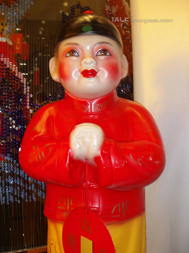 东方人,儿童,一个人,无人,商店,站,竖图,室内,特写,白天,正面,民族服装,购物,纯洁,钱,消费,超市,商场,静物,雕塑,上海,中国,春节,亚洲,仅一个男性,仅一个人,节日,庆祝,艺术,装饰,雕刻,雕像,钱币,手工艺品,祝福,注视,黄种人,文化,小孩,工艺品,中国结,观察,看,手势,站着,仅一个小孩,庆典,恭喜,可爱,童年,童趣,金融,百货,港汇广场,徐家汇,经济,观看,纪念,礼节,美术,申,察看,高雅,关注,祝贺,主题,礼仪,饰物,流通,陈列,选购,贸易,童真,百货公司,祝愿,东亚,烂漫,无邪,作揖,徐汇区,上海市,拱手,一尊,中华人民共和国,沪,华东地区,虹桥路,功能,美学,自信心,品位,血拼,尊敬,恭敬,寒暄,恭贺,同喜,陶瓷雕塑,天真,货币,现金,硬币,男孩,男人,男性,亚洲人,孩子,站立,半身,彩图,传统服装,民俗服,购物商场,购物中心,商业中心,港汇恒隆广场,唐装,男生,shslj1
