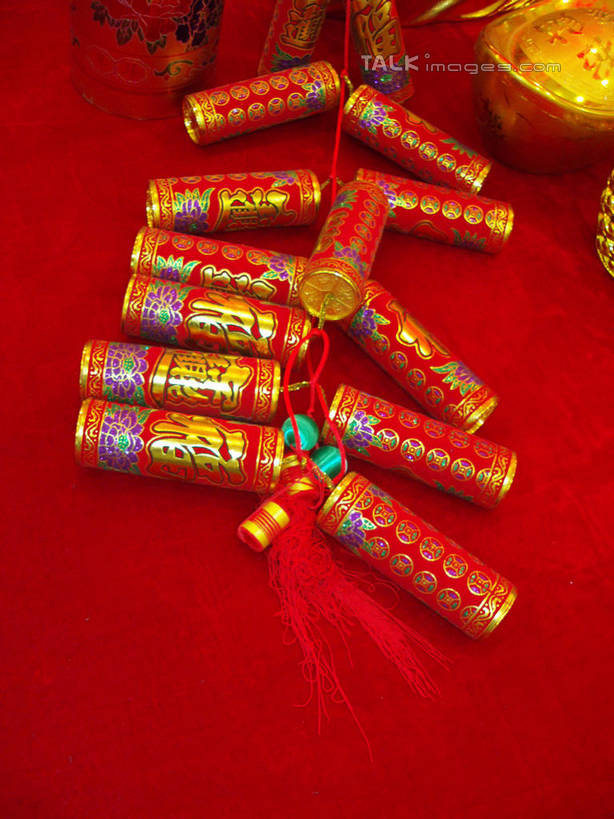 无人,竖图,俯视,室内,特写,白天,钱,桌子,静物,鞭炮,许多,阴影,朦胧,模糊,反射,布料,钱币,影子,很多,布纹,桌布,红色,餐巾,台布,金色,金融,金元宝,经济,富贵,流通,贸易,忠诚,富丽,名誉,荣华,货币,金币,爆竿,爆仗,爆竹,鞭爆,炮仗,餐桌布,彩图,高角度拍摄,元宝,shslj1