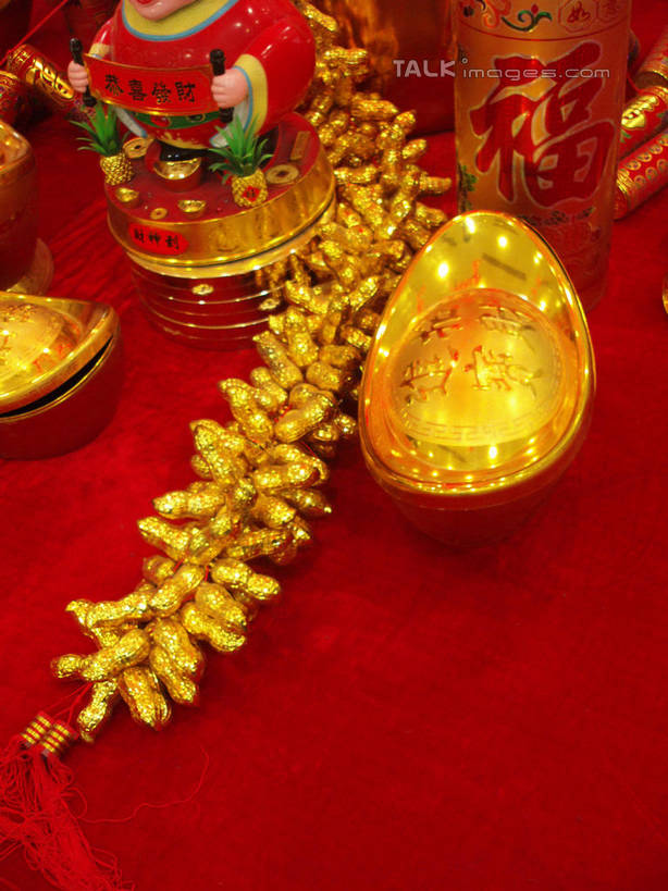 无人,竖图,俯视,室内,特写,白天,钱,植物,桌子,豆,花生,静物,鞭炮,许多,阴影,朦胧,模糊,反射,标志,布料,钱币,文字,影子,字符,豆类,豆子,坚果,很多,布纹,标识,桌布,红色,餐巾,台布,金色,汉字,金融,金元宝,长生果,经济,富贵,中文,花生仁,流通,贸易,豆科,忠诚,落花生,落生,国文,华文,富丽,名誉,荣华,货币,金币,爆竿,爆仗,爆竹,鞭爆,炮仗,花生米,花生豆,餐桌布,彩图,高角度拍摄,元宝,shslj1