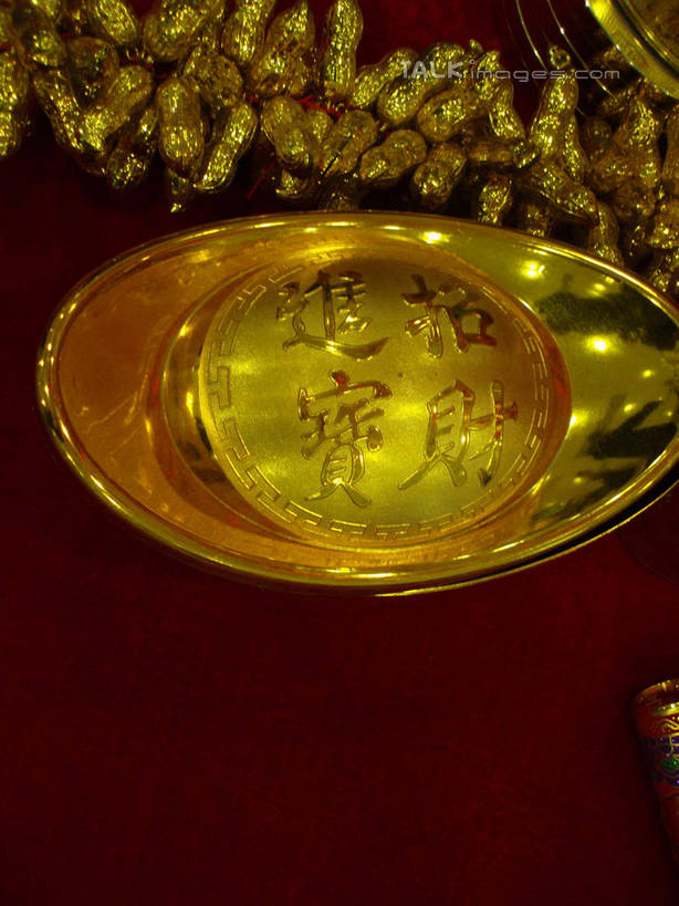 无人,竖图,俯视,室内,特写,白天,钱,桌子,静物,鞭炮,许多,阴影,朦胧,模糊,反射,布料,钱币,影子,很多,布纹,桌布,红色,餐巾,台布,金色,金融,金元宝,经济,富贵,流通,贸易,忠诚,富丽,名誉,荣华,货币,金币,爆竿,爆仗,爆竹,鞭爆,炮仗,餐桌布,彩图,高角度拍摄,元宝,shslj1