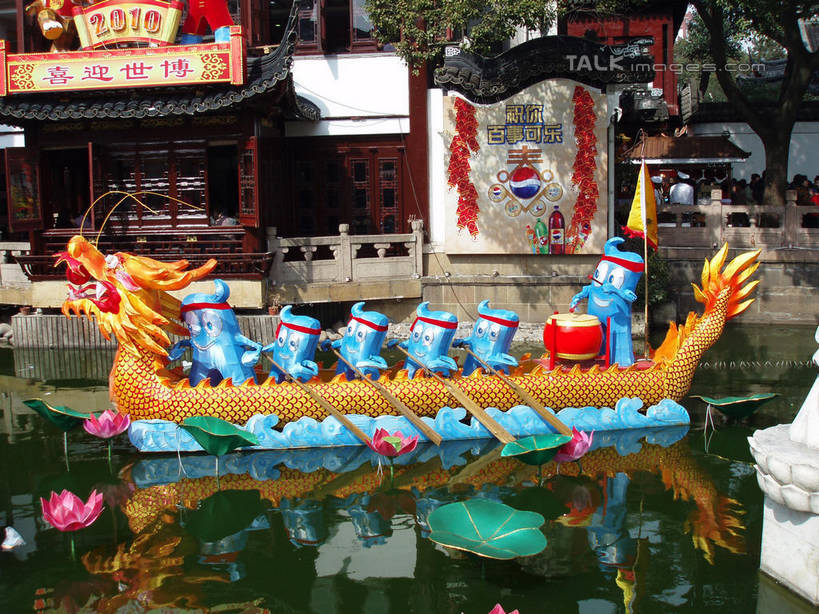 无人,横图,室外,白天,正面,旅游,度假,名胜古迹,植物,标志建筑,地标,建筑,船,照明,上海,中国,亚洲,阴影,遗迹,艺术,光线,彩灯,吉祥物,影子,灯光,木船,古迹,文物,娱乐,建设,古建筑,灯,树,树木,绿色,阳光,自然,灯具,交通工具,城隍庙,享受,休闲,世博会,海宝,旅游胜地,放松,龙舟,花灯,灯会,生长,成长,希望,展览,照亮,申,愿望,舟,象征,照明设备,载具,代表,黄浦区,古文明,东亚,世界博览会,上海市,中华人民共和国,沪,华东地区,老城隍庙,展览会,彩图,万国博览会,博览会,shslj1