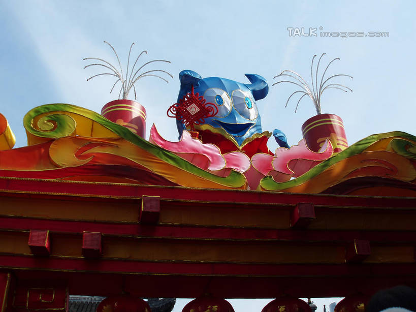 无人,横图,室外,白天,仰视,旅游,度假,名胜古迹,标志建筑,地标,建筑,照明,上海,中国,亚洲,阴影,遗迹,艺术,光线,彩灯,吉祥物,影子,云,云朵,灯光,云彩,古迹,文物,娱乐,建设,古建筑,灯,蓝色,白云,蓝天,天空,阳光,灯具,城隍庙,天,享受,休闲,世博会,海宝,旅游胜地,放松,花灯,灯会,晴朗,希望,展览,照亮,申,愿望,象征,照明设备,代表,黄浦区,古文明,东亚,世界博览会,上海市,中华人民共和国,沪,华东地区,老城隍庙,展览会,晴空,彩图,低角度拍摄,万国博览会,博览会,shslj1