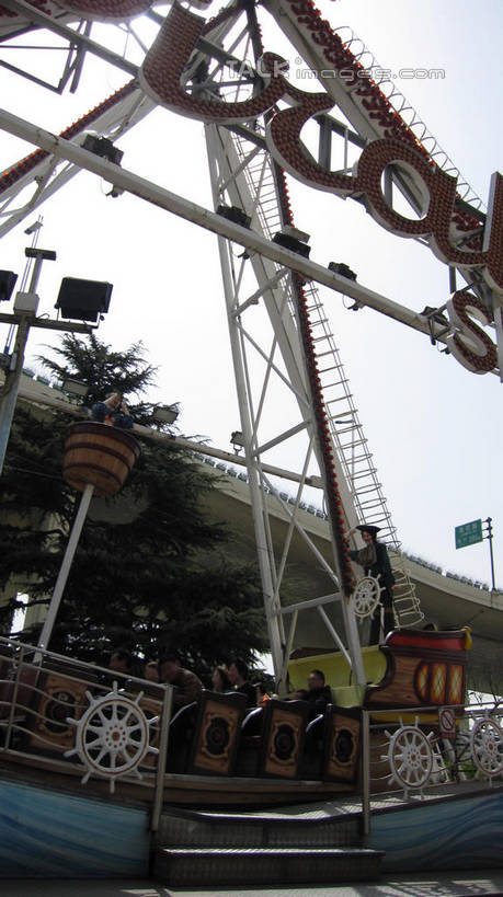 无人,游乐园,竖图,室外,白天,仰视,度假,游戏,美景,植物,城市风光,城市,道路,路,游乐场,公路,上海,中国,亚洲,景观,高架,交通,玩,娱乐,树,树木,绿色,天空,自然,天,享受,休闲,景色,放松,游乐设施,锦江乐园,海盗船,生长,成长,活动,申,发泄,消遣,智力,高架桥,东亚,闵行区,上海市,高架道路,跨线桥,中华人民共和国,沪,华东地区,宣泄,乐园,主题公园,游艺设施,玩耍,嬉戏,彩图,低角度拍摄,人造公园,主题乐园,shslj1