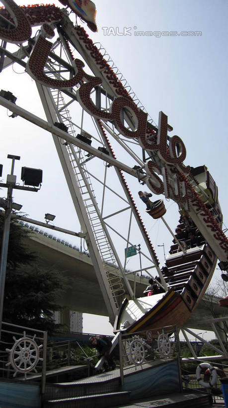 无人,游乐园,竖图,室外,白天,仰视,度假,游戏,美景,植物,城市风光,城市,道路,路,游乐场,公路,上海,中国,亚洲,景观,高架,交通,玩,娱乐,树,树木,蓝色,绿色,蓝天,天空,自然,天,享受,休闲,景色,放松,游乐设施,锦江乐园,海盗船,生长,晴朗,成长,活动,申,发泄,消遣,智力,高架桥,东亚,闵行区,上海市,高架道路,跨线桥,万里无云,中华人民共和国,沪,华东地区,宣泄,乐园,主题公园,游艺设施,晴空,晴空万里,玩耍,嬉戏,彩图,低角度拍摄,人造公园,主题乐园,shslj1