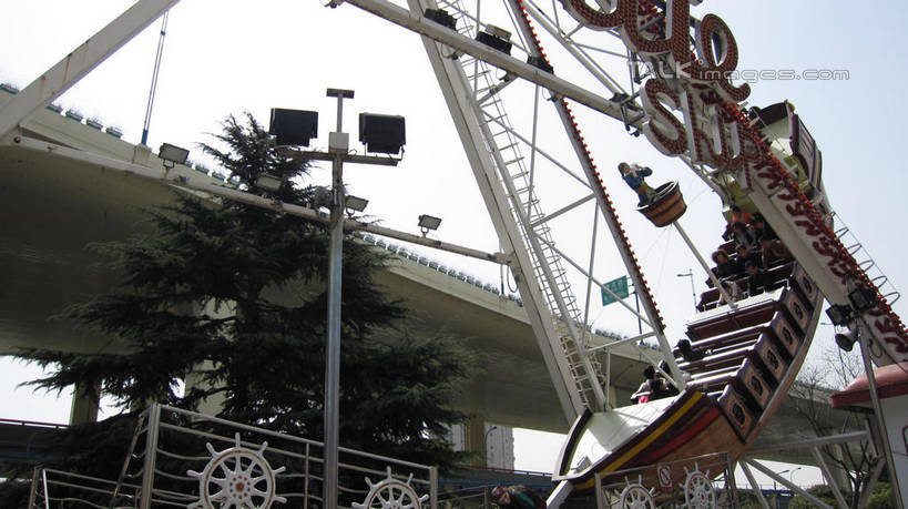 无人,游乐园,横图,室外,白天,仰视,度假,游戏,美景,植物,城市风光,城市,道路,路,游乐场,公路,上海,中国,亚洲,景观,高架,交通,玩,娱乐,树,树木,蓝色,绿色,蓝天,天空,自然,天,享受,休闲,景色,放松,游乐设施,锦江乐园,海盗船,生长,晴朗,成长,活动,申,发泄,消遣,智力,高架桥,东亚,闵行区,上海市,高架道路,跨线桥,万里无云,中华人民共和国,沪,华东地区,宣泄,乐园,主题公园,游艺设施,晴空,晴空万里,玩耍,嬉戏,彩图,低角度拍摄,人造公园,主题乐园,shslj1