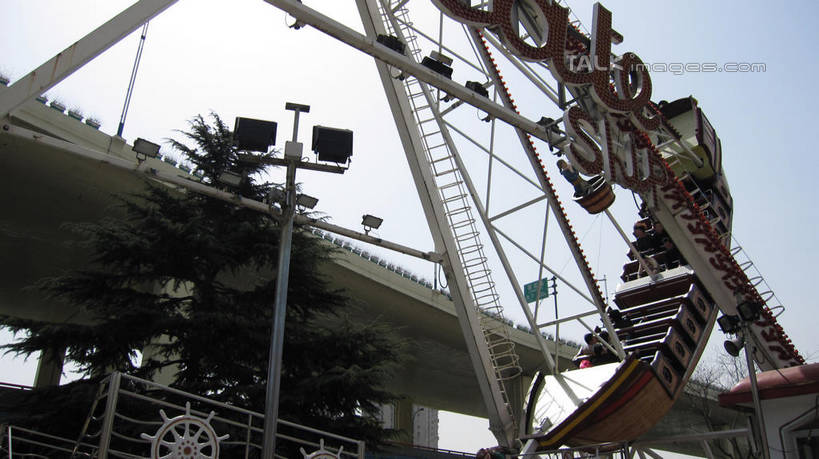 无人,游乐园,横图,室外,白天,仰视,度假,游戏,美景,植物,城市风光,城市,道路,路,游乐场,公路,上海,中国,亚洲,景观,高架,交通,玩,娱乐,树,树木,蓝色,绿色,蓝天,天空,自然,天,享受,休闲,景色,放松,游乐设施,锦江乐园,海盗船,生长,晴朗,成长,活动,申,发泄,消遣,智力,高架桥,东亚,闵行区,上海市,高架道路,跨线桥,万里无云,中华人民共和国,沪,华东地区,宣泄,乐园,主题公园,游艺设施,晴空,晴空万里,玩耍,嬉戏,彩图,低角度拍摄,人造公园,主题乐园,shslj1