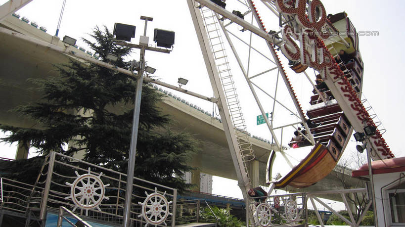 无人,游乐园,横图,室外,白天,仰视,度假,游戏,美景,植物,城市风光,城市,道路,路,游乐场,公路,上海,中国,亚洲,景观,高架,交通,玩,娱乐,树,树木,绿色,天空,自然,天,享受,休闲,景色,放松,游乐设施,锦江乐园,海盗船,生长,成长,活动,申,发泄,消遣,智力,高架桥,东亚,闵行区,上海市,高架道路,跨线桥,中华人民共和国,沪,华东地区,宣泄,乐园,主题公园,游艺设施,玩耍,嬉戏,彩图,低角度拍摄,人造公园,主题乐园,shslj1