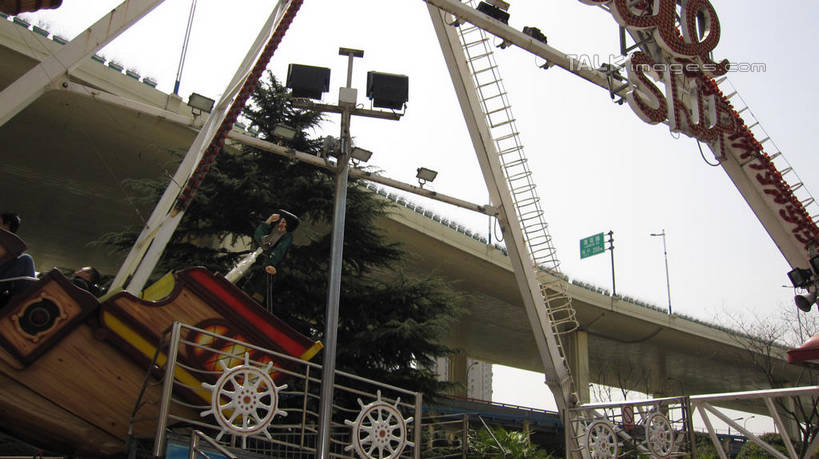 无人,游乐园,横图,室外,白天,仰视,度假,游戏,美景,植物,城市风光,城市,道路,路,游乐场,公路,上海,中国,亚洲,景观,高架,交通,玩,娱乐,树,树木,绿色,天空,自然,天,享受,休闲,景色,放松,游乐设施,锦江乐园,海盗船,生长,成长,活动,申,发泄,消遣,智力,高架桥,东亚,闵行区,上海市,高架道路,跨线桥,中华人民共和国,沪,华东地区,宣泄,乐园,主题公园,游艺设施,玩耍,嬉戏,彩图,低角度拍摄,人造公园,主题乐园,shslj1