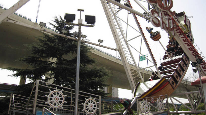 无人,游乐园,横图,室外,白天,仰视,度假,游戏,美景,植物,城市风光,城市,道路,路,游乐场,公路,上海,中国,亚洲,景观,高架,交通,玩,娱乐,树,树木,绿色,天空,自然,天,享受,休闲,景色,放松,游乐设施,锦江乐园,海盗船,生长,成长,活动,申,发泄,消遣,智力,高架桥,东亚,闵行区,上海市,高架道路,跨线桥,中华人民共和国,沪,华东地区,宣泄,乐园,主题公园,游艺设施,玩耍,嬉戏,彩图,低角度拍摄,人造公园,主题乐园,shslj1