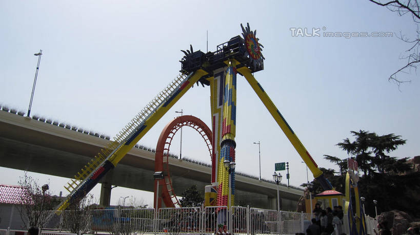 东方人,游乐园,坐,横图,室外,白天,仰视,度假,游戏,美景,植物,城市风光,城市,道路,路,游乐场,公路,上海,中国,亚洲,行人,游客,游人,阴影,服装,光线,影子,景观,高架,交通,许多人,玩,休闲装,黄种人,娱乐,路人,旅客,树,树木,衣服,蓝色,绿色,蓝天,天空,阳光,自然,天,一群人,享受,休闲,休闲服,景色,放松,服饰,游乐设施,锦江乐园,生长,晴朗,成长,活动,申,发泄,消遣,智力,高架桥,东亚,闵行区,上海市,高架道路,跨线桥,万里无云,中华人民共和国,沪,华东地区,宣泄,乐园,主题公园,游艺设施,过客,男人,男性,年轻男性,年轻女性,女人,女性,亚洲人,晴空,晴空万里,玩耍,嬉戏,坐着,彩图,低角度拍摄,全身,人造公园,主题乐园,shslj1