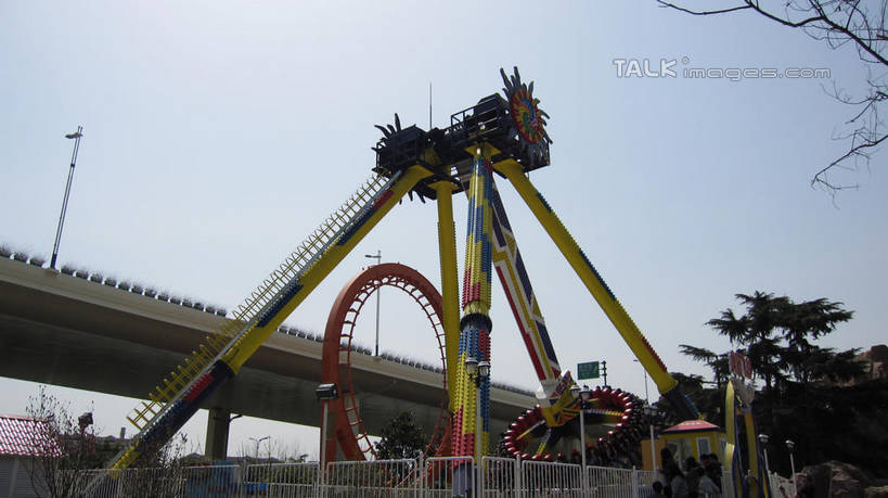 东方人,游乐园,坐,横图,室外,白天,仰视,度假,游戏,美景,植物,城市风光,城市,道路,路,游乐场,公路,上海,中国,亚洲,行人,游客,游人,阴影,服装,光线,影子,景观,高架,交通,许多人,玩,休闲装,黄种人,娱乐,路人,旅客,树,树木,衣服,蓝色,绿色,蓝天,天空,阳光,自然,天,一群人,享受,休闲,休闲服,景色,放松,服饰,游乐设施,锦江乐园,生长,晴朗,成长,活动,申,发泄,消遣,智力,高架桥,东亚,闵行区,上海市,高架道路,跨线桥,万里无云,中华人民共和国,沪,华东地区,宣泄,乐园,主题公园,游艺设施,过客,男人,男性,年轻男性,年轻女性,女人,女性,亚洲人,晴空,晴空万里,玩耍,嬉戏,坐着,彩图,低角度拍摄,全身,人造公园,主题乐园,shslj1