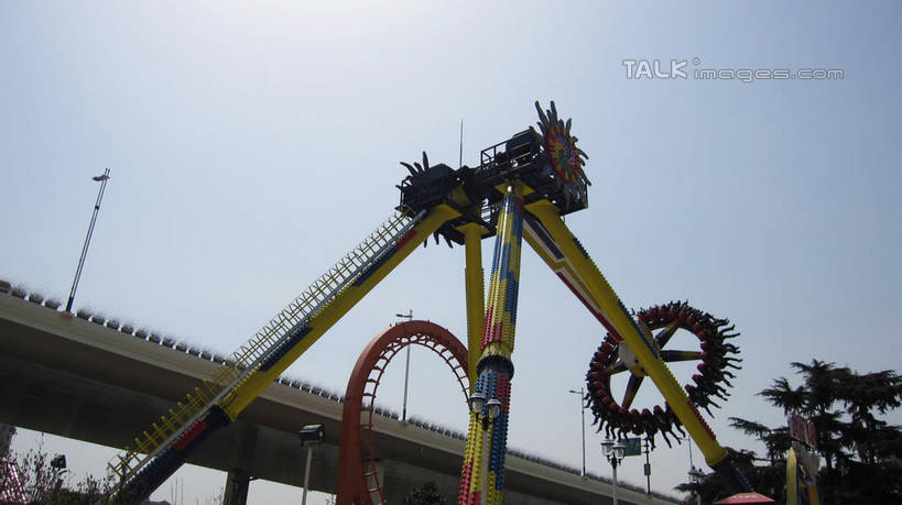 东方人,游乐园,坐,横图,室外,白天,仰视,度假,游戏,美景,植物,城市风光,城市,道路,路,游乐场,公路,上海,中国,亚洲,行人,游客,游人,阴影,服装,光线,影子,景观,高架,交通,许多人,玩,休闲装,黄种人,娱乐,路人,旅客,刺激,树,树木,衣服,蓝色,绿色,蓝天,天空,阳光,自然,天,一群人,享受,休闲,休闲服,景色,放松,服饰,锦江乐园,生长,晴朗,成长,申,发泄,消遣,高架桥,东亚,闵行区,上海市,高架道路,跨线桥,万里无云,中华人民共和国,沪,华东地区,超级大摆锤,大摆锤,宣泄,乐园,主题公园,游乐项目,过客,男人,男性,年轻男性,年轻女性,女人,女性,亚洲人,晴空,晴空万里,玩耍,嬉戏,坐着,彩图,低角度拍摄,全身,人造公园,主题乐园,shslj1