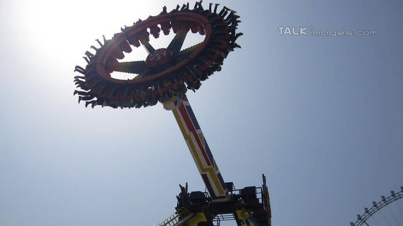 东方人,游乐园,坐,横图,室外,白天,仰视,度假,游戏,美景,植物,城市风光,城市,游乐场,上海,中国,亚洲,行人,游客,游人,阴影,服装,光线,影子,景观,摩天轮,许多人,玩,休闲装,黄种人,娱乐,路人,旅客,刺激,树,树木,衣服,蓝色,绿色,蓝天,天空,阳光,自然,天,一群人,享受,休闲,休闲服,景色,放松,服饰,锦江乐园,生长,晴朗,成长,申,发泄,消遣,东亚,闵行区,上海市,万里无云,费里斯大转轮,中华人民共和国,沪,华东地区,超级大摆锤,大摆锤,宣泄,乐园,主题公园,游乐项目,过客,男人,男性,年轻男性,年轻女性,女人,女性,亚洲人,晴空,晴空万里,玩耍,嬉戏,坐着,彩图,低角度拍摄,全身,人造公园,主题乐园,shslj1