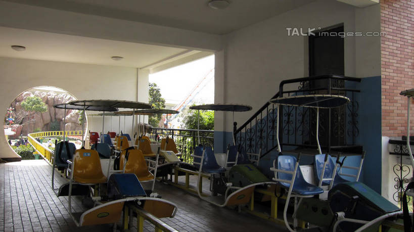 无人,游乐园,栏杆,横图,室内,白天,正面,度假,游戏,美景,植物,城市风光,城市,游乐场,上海,中国,亚洲,墙,景观,围栏,玩,娱乐,护栏,墙壁,墙面,树,树木,绿色,自然,享受,休闲,景色,放松,游乐设施,锦江乐园,生长,成长,活动,申,发泄,消遣,智力,东亚,闵行区,上海市,中华人民共和国,沪,华东地区,宣泄,乐园,主题公园,游艺设施,玩耍,嬉戏,彩图,人造公园,主题乐园,shslj1