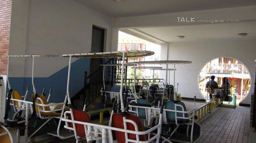 无人,游乐园,栏杆,横图,室内,白天,正面,度假,游戏,美景,植物,城市风光,城市,游乐场,上海,中国,亚洲,墙,景观,围栏,玩,娱乐,护栏,墙壁,墙面,树,树木,绿色,自然,享受,休闲,景色,放松,游乐设施,锦江乐园,生长,成长,活动,申,发泄,消遣,智力,东亚,闵行区,上海市,中华人民共和国,沪,华东地区,宣泄,乐园,主题公园,游艺设施,玩耍,嬉戏,彩图,人造公园,主题乐园,shslj1