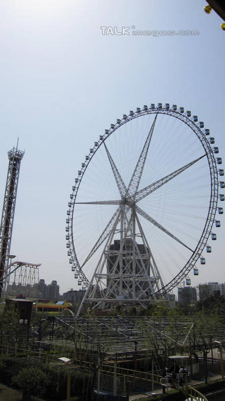 无人,游乐园,竖图,室外,白天,仰视,度假,游戏,美景,植物,城市风光,城市,游乐场,上海,中国,亚洲,阴影,光线,影子,景观,摩天轮,玩,娱乐,树,树木,蓝色,绿色,蓝天,天空,阳光,自然,天,享受,休闲,景色,放松,游乐设施,跳楼机,锦江乐园,生长,晴朗,成长,活动,申,发泄,消遣,智力,下降,降落,东亚,闵行区,上海市,万里无云,费里斯大转轮,中华人民共和国,沪,华东地区,宣泄,乐园,主题公园,滑落,游艺设施,降低,爬升,下跌,下落,晴空,晴空万里,玩耍,嬉戏,彩图,低角度拍摄,人造公园,主题乐园,shslj1