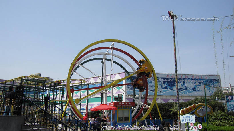 无人,游乐园,横图,室外,白天,仰视,度假,游戏,美景,植物,城市风光,城市,路灯,游乐场,照明,上海,中国,亚洲,阴影,光线,影子,景观,灯光,玩,娱乐,灯,树,树木,蓝色,绿色,蓝天,天空,阳光,自然,天,享受,休闲,景色,放松,游乐设施,锦江乐园,生长,晴朗,成长,活动,照亮,申,照明设备,发泄,消遣,智力,东亚,闵行区,上海市,万里无云,中华人民共和国,沪,华东地区,宣泄,乐园,主题公园,游艺设施,晴空,晴空万里,玩耍,嬉戏,彩图,低角度拍摄,人造公园,主题乐园,shslj1