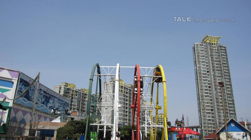 无人,游乐园,家,高楼大厦,横图,室外,白天,仰视,度假,游戏,美景,植物,城市风光,城市,大厦,建筑,摩天大楼,游乐场,上海,中国,亚洲,阴影,光线,影子,房屋,屋子,景观,玩,娱乐,楼房,住宅,树,树木,蓝色,绿色,蓝天,天空,阳光,自然,楼宇,天,享受,休闲,景色,放松,游乐设施,锦江乐园,生长,晴朗,成长,活动,申,发泄,消遣,智力,东亚,闵行区,上海市,万里无云,中华人民共和国,沪,华东地区,宣泄,乐园,主题公园,游艺设施,晴空,晴空万里,玩耍,嬉戏,彩图,低角度拍摄,房子,大楼,高层建筑,高楼,摩天楼,人造公园,主题乐园,shslj1