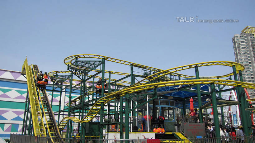 无人,游乐园,家,高楼大厦,横图,室外,白天,仰视,度假,游戏,美景,植物,城市风光,城市,大厦,建筑,摩天大楼,游乐场,上海,中国,亚洲,阴影,光线,影子,房屋,屋子,景观,玩,娱乐,楼房,住宅,树,树木,蓝色,绿色,蓝天,天空,阳光,自然,楼宇,天,享受,休闲,景色,放松,游乐设施,锦江乐园,生长,晴朗,成长,活动,申,发泄,消遣,智力,东亚,闵行区,上海市,万里无云,中华人民共和国,沪,华东地区,宣泄,乐园,主题公园,游艺设施,晴空,晴空万里,玩耍,嬉戏,彩图,低角度拍摄,房子,大楼,高层建筑,高楼,摩天楼,人造公园,主题乐园,shslj1