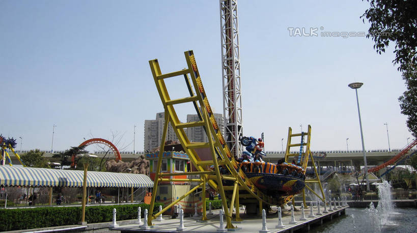 无人,游乐园,横图,室外,白天,仰视,度假,游戏,美景,水,植物,城市风光,城市,喷泉,游乐场,上海,中国,亚洲,阴影,飞溅,溅,光线,液体,影子,景观,水滴,玩,文化,娱乐,水珠,树,树木,蓝色,绿色,蓝天,天空,阳光,自然,天,品味,享受,休闲,景色,放松,游乐设施,锦江乐园,生长,晴朗,成长,活动,申,发泄,喷洒,消遣,智力,水景,东亚,闵行区,上海市,万里无云,中华人民共和国,沪,华东地区,宣泄,美观,乐园,主题公园,游艺设施,设计,晴空,晴空万里,玩耍,嬉戏,彩图,低角度拍摄,人造公园,主题乐园,shslj1