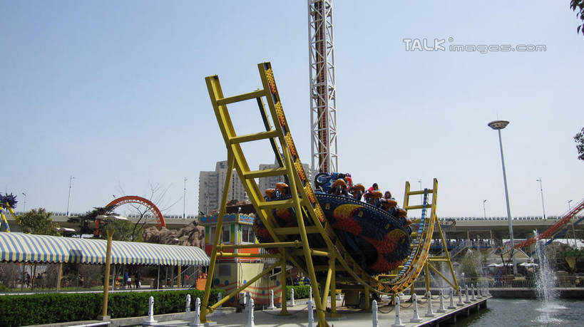 无人,游乐园,横图,室外,白天,仰视,度假,游戏,美景,水,植物,城市风光,城市,喷泉,游乐场,上海,中国,亚洲,阴影,飞溅,溅,光线,液体,影子,景观,水滴,玩,文化,娱乐,水珠,树,树木,蓝色,绿色,蓝天,天空,阳光,自然,天,品味,享受,休闲,景色,放松,游乐设施,锦江乐园,生长,晴朗,成长,活动,申,发泄,喷洒,消遣,智力,水景,东亚,闵行区,上海市,万里无云,中华人民共和国,沪,华东地区,宣泄,美观,乐园,主题公园,游艺设施,设计,晴空,晴空万里,玩耍,嬉戏,彩图,低角度拍摄,人造公园,主题乐园,shslj1