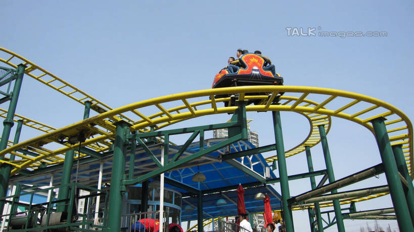 东方人,游乐园,坐,横图,室外,白天,仰视,度假,游戏,美景,城市风光,城市,游乐场,上海,中国,亚洲,阴影,服装,曲折,弯曲,光线,影子,景观,许多人,玩,休闲装,黄种人,娱乐,过山车,衣服,蓝色,蓝天,天空,阳光,天,一群人,享受,休闲,休闲服,景色,放松,服饰,游乐设施,云霄飞车,锦江乐园,蜿蜒,晴朗,活动,申,发泄,消遣,智力,东亚,闵行区,上海市,万里无云,中华人民共和国,沪,华东地区,宣泄,乐园,主题公园,滑落,游艺设施,爬升,倒转,男人,男性,年轻男性,年轻女性,女人,女性,亚洲人,晴空,晴空万里,玩耍,嬉戏,坐着,彩图,低角度拍摄,全身,人造公园,主题乐园,shslj1