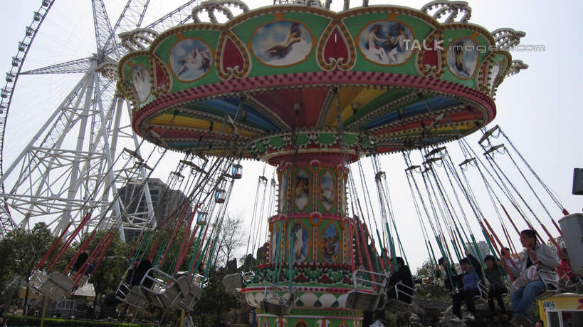 东方人,游乐园,坐,横图,室外,白天,仰视,度假,游戏,美景,植物,城市风光,城市,游乐场,上海,中国,亚洲,行人,游客,游人,服装,景观,摩天轮,许多人,玩,休闲装,黄种人,娱乐,路人,旅客,树,树木,衣服,绿色,天空,自然,天,一群人,享受,休闲,休闲服,景色,放松,服饰,游乐设施,锦江乐园,旋转飞椅,生长,成长,活动,申,发泄,消遣,智力,东亚,闵行区,上海市,费里斯大转轮,中华人民共和国,沪,华东地区,宣泄,乐园,主题公园,游艺设施,过客,飓风飞椅,旋转秋千,男人,男性,年轻男性,年轻女性,女人,女性,亚洲人,玩耍,嬉戏,坐着,半身,彩图,低角度拍摄,人造公园,主题乐园,shslj1