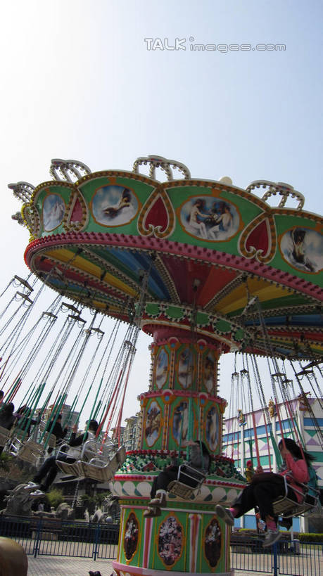 东方人,游乐园,坐,竖图,室外,白天,仰视,度假,游戏,美景,植物,城市风光,城市,游乐场,上海,中国,亚洲,行人,游客,游人,服装,景观,许多人,玩,休闲装,黄种人,娱乐,路人,旅客,树,树木,衣服,蓝色,绿色,蓝天,天空,自然,天,一群人,享受,休闲,休闲服,景色,放松,服饰,游乐设施,锦江乐园,旋转飞椅,生长,晴朗,成长,活动,申,发泄,消遣,智力,东亚,闵行区,上海市,万里无云,中华人民共和国,沪,华东地区,宣泄,乐园,主题公园,游艺设施,过客,飓风飞椅,旋转秋千,男人,男性,年轻男性,年轻女性,女人,女性,亚洲人,晴空,晴空万里,玩耍,嬉戏,坐着,半身,彩图,低角度拍摄,人造公园,主题乐园,shslj1