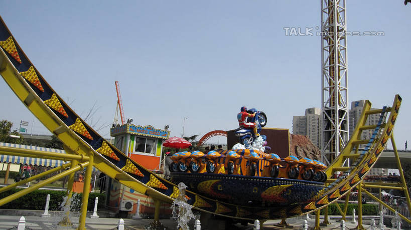 无人,游乐园,横图,室外,白天,仰视,度假,游戏,美景,水,植物,城市风光,城市,喷泉,游乐场,上海,中国,亚洲,阴影,飞溅,溅,光线,液体,影子,景观,水滴,玩,文化,娱乐,水珠,树,树木,蓝色,绿色,蓝天,天空,阳光,自然,天,品味,享受,休闲,景色,放松,游乐设施,锦江乐园,生长,晴朗,成长,活动,申,发泄,喷洒,消遣,智力,水景,东亚,闵行区,上海市,万里无云,中华人民共和国,沪,华东地区,宣泄,美观,乐园,主题公园,游艺设施,设计,晴空,晴空万里,玩耍,嬉戏,彩图,低角度拍摄,人造公园,主题乐园,shslj1