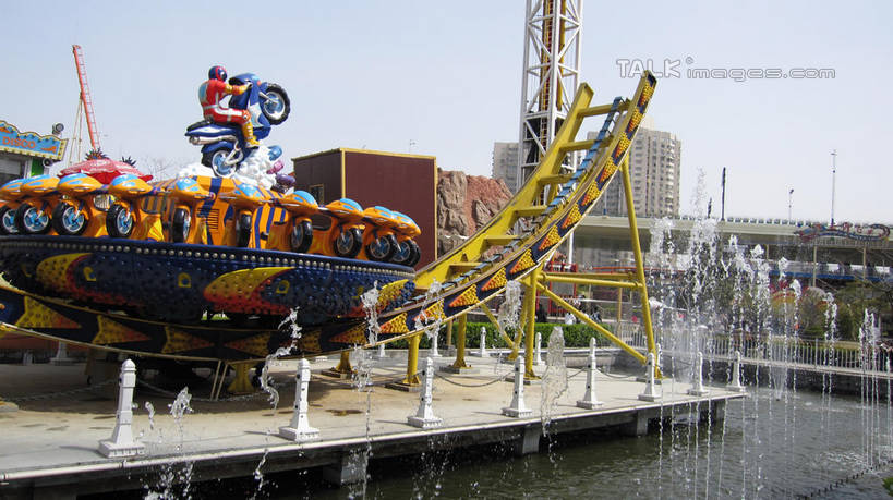 无人,游乐园,横图,室外,白天,仰视,度假,游戏,美景,水,植物,城市风光,城市,喷泉,游乐场,上海,中国,亚洲,阴影,飞溅,溅,光线,液体,影子,景观,水滴,玩,文化,娱乐,水珠,树,树木,蓝色,绿色,蓝天,天空,阳光,自然,天,品味,享受,休闲,景色,放松,游乐设施,锦江乐园,生长,晴朗,成长,活动,申,发泄,喷洒,消遣,智力,水景,东亚,闵行区,上海市,万里无云,中华人民共和国,沪,华东地区,宣泄,美观,乐园,主题公园,游艺设施,设计,晴空,晴空万里,玩耍,嬉戏,彩图,低角度拍摄,人造公园,主题乐园,shslj1