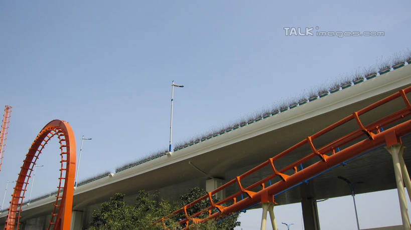 无人,游乐园,横图,室外,白天,仰视,度假,游戏,美景,植物,城市风光,城市,道路,路,游乐场,公路,上海,中国,亚洲,阴影,曲折,弯曲,光线,影子,景观,高架,交通,玩,娱乐,过山车,树,树木,蓝色,绿色,蓝天,天空,阳光,自然,天,享受,休闲,景色,放松,游乐设施,云霄飞车,锦江乐园,蜿蜒,生长,晴朗,成长,活动,申,发泄,消遣,智力,高架桥,东亚,闵行区,上海市,高架道路,跨线桥,万里无云,中华人民共和国,沪,华东地区,宣泄,乐园,主题公园,滑落,游艺设施,爬升,倒转,晴空,晴空万里,玩耍,嬉戏,彩图,低角度拍摄,人造公园,主题乐园,shslj1