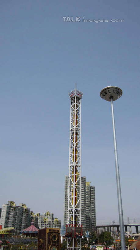 无人,游乐园,高楼大厦,竖图,室外,白天,仰视,度假,游戏,美景,植物,城市风光,城市,大厦,建筑,路灯,摩天大楼,游乐场,照明,上海,中国,亚洲,阴影,光线,影子,景观,灯光,玩,娱乐,灯,树,树木,蓝色,绿色,蓝天,天空,阳光,自然,楼宇,天,享受,休闲,景色,放松,游乐设施,跳楼机,锦江乐园,生长,晴朗,成长,活动,照亮,申,照明设备,发泄,消遣,智力,下降,降落,东亚,闵行区,上海市,万里无云,中华人民共和国,沪,华东地区,宣泄,乐园,主题公园,滑落,游艺设施,降低,爬升,下跌,下落,晴空,晴空万里,玩耍,嬉戏,彩图,低角度拍摄,大楼,高层建筑,高楼,摩天楼,人造公园,主题乐园,shslj1