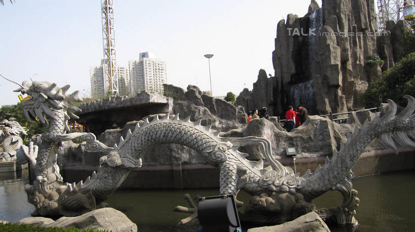 无人,游乐园,横图,室外,白天,仰视,度假,成功,河流,石头,美景,山,水,植物,城市风光,城市,游乐场,雕塑,上海,中国,亚洲,阴影,艺术,装饰,光线,龙,雕刻,雕像,石子,影子,手工艺品,河水,景观,山峰,水流,山峦,文化,娱乐,石雕,树,树木,蓝色,绿色,蓝天,天空,阳光,自然,工艺品,天,享受,休闲,假山,景色,放松,锦江乐园,生长,晴朗,成长,纪念,美术,申,高雅,高贵,主题,图腾,传说,陈列,东亚,闵行区,上海市,万里无云,中华人民共和国,沪,华东地区,功能,美学,自信心,品位,祥瑞,灵兽,权势,尊荣,乐园,主题公园,幸运,石块,岩石,晴空,晴空万里,彩图,低角度拍摄,人造公园,主题乐园,小山,shslj1