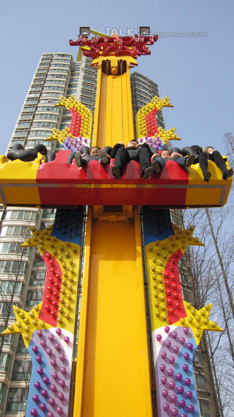 东方人,游乐园,高楼大厦,坐,竖图,室外,白天,仰视,度假,游戏,美景,植物,城市风光,城市,大厦,建筑,摩天大楼,游乐场,上海,中国,亚洲,行人,游客,游人,阴影,服装,光线,影子,景观,许多人,玩,休闲装,黄种人,娱乐,路人,旅客,树,树木,衣服,蓝色,绿色,蓝天,天空,阳光,自然,楼宇,天,一群人,享受,休闲,休闲服,景色,放松,服饰,游乐设施,锦江乐园,生长,晴朗,成长,活动,申,发泄,消遣,智力,东亚,闵行区,上海市,万里无云,中华人民共和国,沪,华东地区,宣泄,乐园,主题公园,游艺设施,过客,男人,男性,年轻男性,年轻女性,女人,女性,亚洲人,晴空,晴空万里,玩耍,嬉戏,坐着,半身,彩图,低角度拍摄,大楼,高层建筑,高楼,摩天楼,人造公园,主题乐园,shslj1