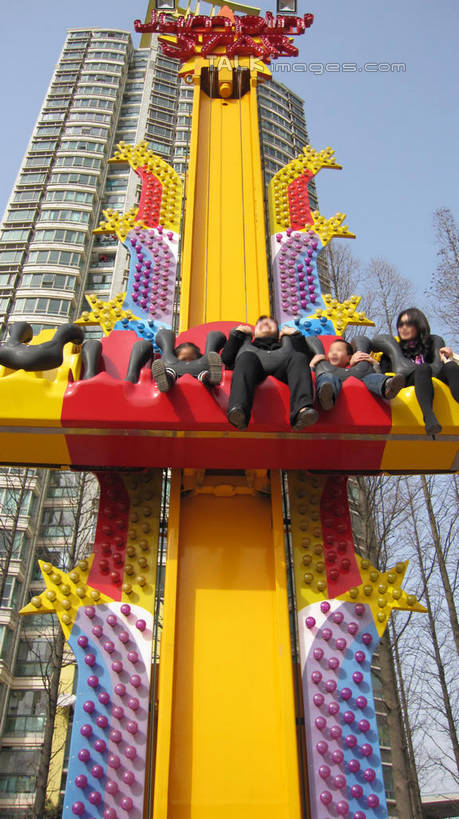 东方人,游乐园,高楼大厦,坐,竖图,室外,白天,仰视,度假,游戏,美景,植物,城市风光,城市,大厦,建筑,摩天大楼,游乐场,上海,中国,亚洲,行人,游客,游人,阴影,服装,光线,影子,景观,许多人,玩,休闲装,黄种人,娱乐,路人,旅客,树,树木,衣服,蓝色,绿色,蓝天,天空,阳光,自然,楼宇,天,一群人,享受,休闲,休闲服,景色,放松,服饰,游乐设施,锦江乐园,生长,晴朗,成长,活动,申,发泄,消遣,智力,东亚,闵行区,上海市,万里无云,中华人民共和国,沪,华东地区,宣泄,乐园,主题公园,游艺设施,过客,男人,男性,年轻男性,年轻女性,女人,女性,亚洲人,晴空,晴空万里,玩耍,嬉戏,坐着,半身,彩图,低角度拍摄,大楼,高层建筑,高楼,摩天楼,人造公园,主题乐园,shslj1