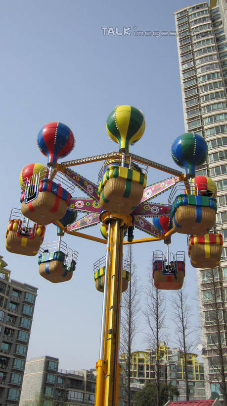 无人,游乐园,竖图,室外,白天,仰视,度假,游戏,美景,城市风光,城市,游乐场,上海,中国,亚洲,阴影,光线,影子,景观,玩,娱乐,蓝色,蓝天,天空,阳光,天,享受,休闲,景色,放松,游乐设施,锦江乐园,晴朗,活动,申,发泄,消遣,智力,东亚,闵行区,上海市,万里无云,中华人民共和国,沪,华东地区,宣泄,乐园,主题公园,游艺设施,晴空,晴空万里,玩耍,嬉戏,彩图,低角度拍摄,人造公园,主题乐园,shslj1