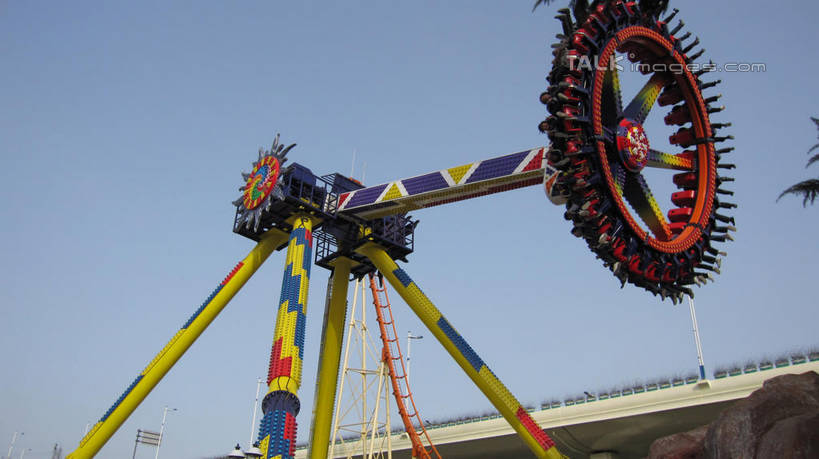 东方人,游乐园,坐,横图,室外,白天,仰视,度假,游戏,美景,植物,城市风光,城市,道路,路,游乐场,公路,上海,中国,亚洲,行人,游客,游人,阴影,服装,光线,影子,景观,高架,交通,许多人,玩,休闲装,黄种人,娱乐,路人,旅客,刺激,树,树木,衣服,蓝色,绿色,蓝天,天空,阳光,自然,天,一群人,享受,休闲,休闲服,景色,放松,服饰,游乐设施,锦江乐园,生长,晴朗,成长,活动,申,发泄,消遣,智力,高架桥,东亚,闵行区,上海市,高架道路,跨线桥,万里无云,中华人民共和国,沪,华东地区,超级大摆锤,大摆锤,宣泄,乐园,主题公园,游艺设施,游乐项目,过客,男人,男性,年轻男性,年轻女性,女人,女性,亚洲人,晴空,晴空万里,玩耍,嬉戏,坐着,彩图,低角度拍摄,全身,人造公园,主题乐园,shslj1