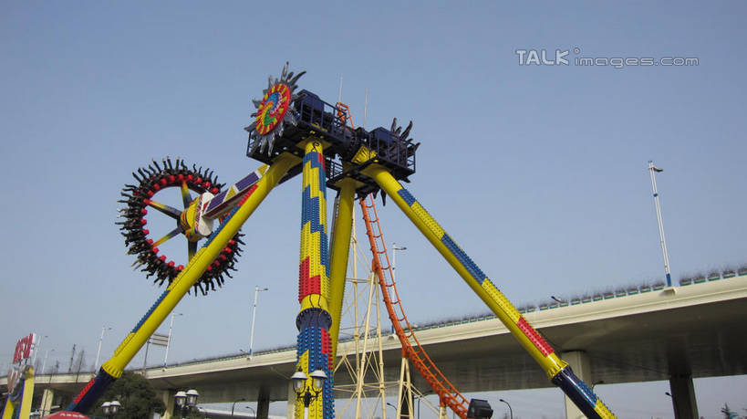 东方人,游乐园,坐,横图,室外,白天,仰视,度假,游戏,美景,城市风光,城市,道路,路,游乐场,公路,上海,中国,亚洲,行人,游客,游人,阴影,服装,光线,影子,景观,高架,交通,许多人,玩,休闲装,黄种人,娱乐,路人,旅客,刺激,衣服,蓝色,蓝天,天空,阳光,天,一群人,享受,休闲,休闲服,景色,放松,服饰,游乐设施,锦江乐园,晴朗,活动,申,发泄,消遣,智力,高架桥,东亚,闵行区,上海市,高架道路,跨线桥,万里无云,中华人民共和国,沪,华东地区,超级大摆锤,大摆锤,宣泄,乐园,主题公园,游艺设施,游乐项目,过客,男人,男性,年轻男性,年轻女性,女人,女性,亚洲人,晴空,晴空万里,玩耍,嬉戏,坐着,彩图,低角度拍摄,全身,人造公园,主题乐园,shslj1